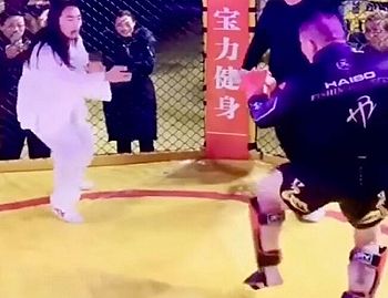[秒]【衝撃映像】中国最強のカンフーの達人が総合格闘家と試合した結果…たった3で…ワロタww