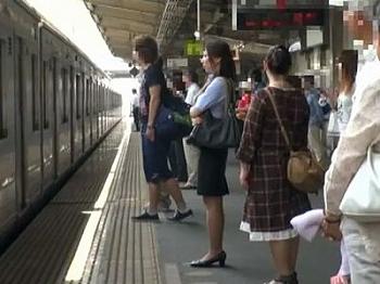 [痴漢]【痴●】豊満おっぱいな美女OLを電車内で襲す鬼畜⁉露出した肉棒でハメるエロエロセックスで綺麗な顔に精子大量ぶっかけ射精！