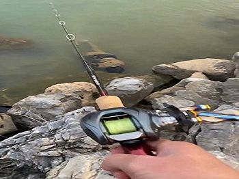[素人]【衝撃映像】閲覧注意!!中国の釣り人、とんでもない化け物を一本釣りしてしまう