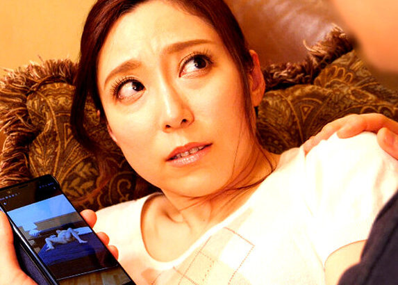 白木優子 「これ、動画サイトに投稿しちゃいますよ…」熟女母のオナニー動画を餌にハメちゃう息子の友人！