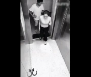 [素人]【衝撃映像】エレベーターに乗り込んできた男女!!男の取った行動が話題にww