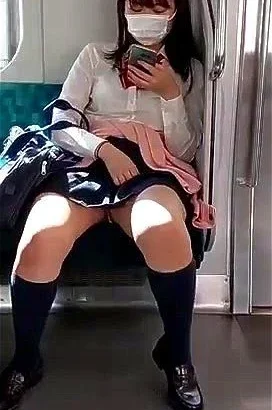 【スマホ撮り】電車で向かいに座っている素人JKがパンツチラ見せしてくる盗撮映像！未成年ムチムチ太ももへの背徳感にドキドキが止まらない！