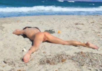 [美女]【エロ動画素人】ヌーディストビーチに全裸が寝てたら、数分でこうなるらしい
