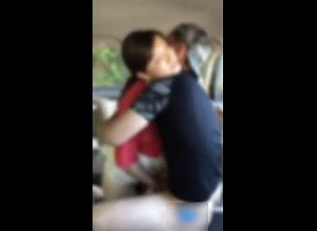 [素人]エロ動画撮影者は旦那スポーツ公園にいたアスリート大学生にお願いして妻と車内セックスしてもらった一部始終