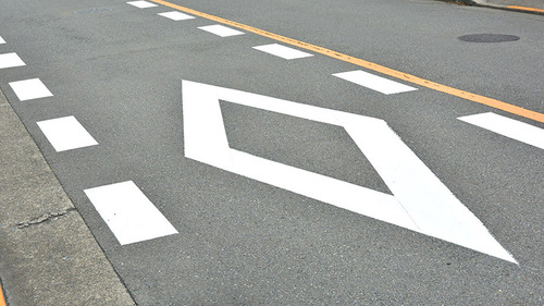 【画像】日本人の6割、道路にある「謎のひし形」の意味を知らなかった