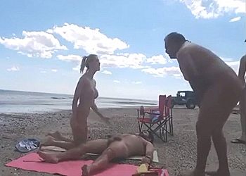 [素人]エロ動画ヌーディストビーチで撮影しながらエッチを楽しんでいたカップルの悲劇ww
