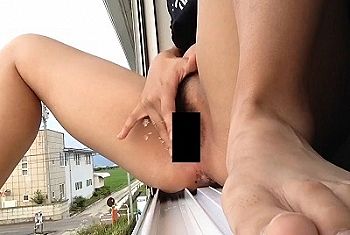 [素人]【エロ動画】引きこもり10代女子が自室の窓から外に向かって放●＆オナニーを生配信