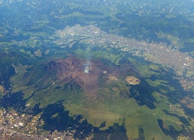 火山のカルデラに存在する謎の町が見つかるｗｗｗ火山の専門家何故か人がいて驚いた