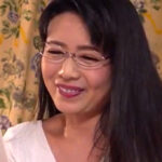 三浦恵理子 「すばらしい小説だわ…」文学系の熟女母が息子の友人を抵抗できないようにして淫語セックスでイカせる！