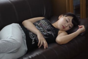 [素人]【エロ動画】自宅でお昼寝している団地妻宅に侵入してレ〇プする