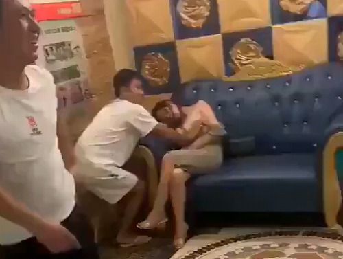 【動画】陽キャさん、酔って寝ている女性のお●ぱいを揉んでしまう