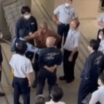 【動画】日本の入管で上半身裸の外国人が暴れる…「アナタサギデス！！！」