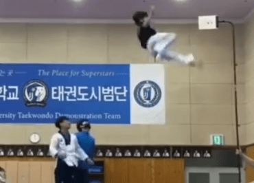【動画】韓国テコンドーの高所旋風脚板割りを見た外国人の反応「飛行物体と戦う技」「12フィートの敵と戦うためか？」