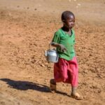アフリカ、毎日水を汲みに6時間往復します←なぜなのかｗｗｗ