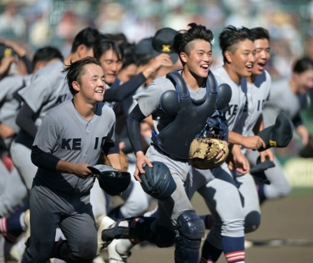 【画像】慶応野球部さん、美少女チアリーダー達の応援に迫力がありすぎて嫉妬されてしまう
