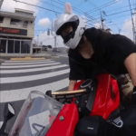 【動画】バイク乗りの巨乳女さん、お乳の重力に耐え切れずに転倒する