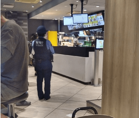 日本の警察官さん、制服姿のままマックを買いに来ただけで晒される