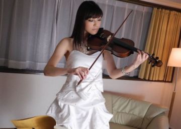 [美女]【無修正エロ動画】楽器を冒涜する行為・・・。全裸でバイオリンを弾くスレンダーのオナニー