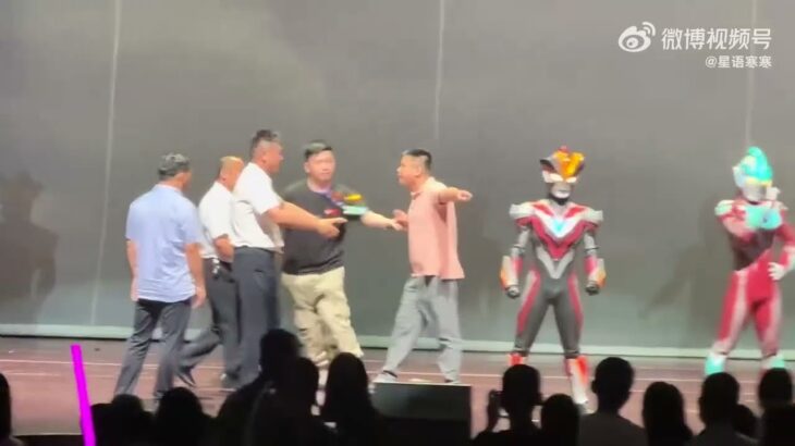 【動画】中国で行われたウルトラマンショーに愛国心で脳が破壊された客が乱入