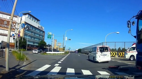 【動画】車さん、救急車がいるので車を停めようとしたのに追突されてかわいそう…