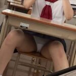 [JK]教室で爆笑する女子大生、パンツ見え過ぎな件