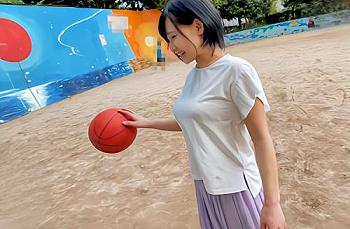 [エロ動画]【素人】巨乳すぎてTシャツがパツパツなスポーツ大好きなショトカ女子大生！