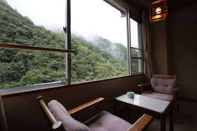 旅館「和室の窓際に椅子と机置いた謎のスペース作ったろｗｗｗｗ」