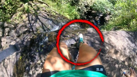 【動画】アスリートさん、滝から崖の下を覗いていたら足を滑らせてしまう