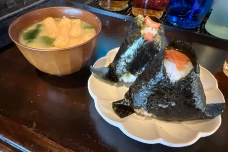 女さん「女性が1人でやってる店で飯食ってたらヤバイおじさんが来た・・・」