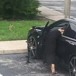 【動画】エッチな格好の女さん、自分で車のタイヤの空気圧を調整する