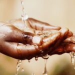 アフリカ人「汚くてもこの水を飲むしかない。水を汲む為だけに毎日６時間歩く必要がある。」