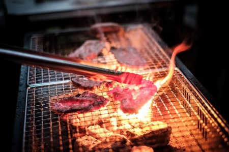 飲み会陰キャワイ（ここで肉を焼かずに食ったら馬鹿ウケやろなぁ…w） →