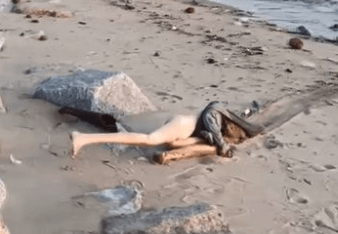 【画像】海水浴客「海岸に女性の遺体が打ち上げられてる」警察「すぐ行きます！」ｼｭﾊﾞﾊﾞﾊﾞﾊﾞ →