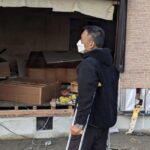 【悲報】 山本太郎さん、わざわざ松葉杖姿で壊れた家屋と一緒に写真を撮ってSNSにアップ