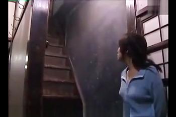 [エロ動画]〈エロドラマ〉オツトメから戻って来た父。ああ２階にあのち●ぽ…じゃねぇや父がいる。娘はお●んちょ洗って階段を…