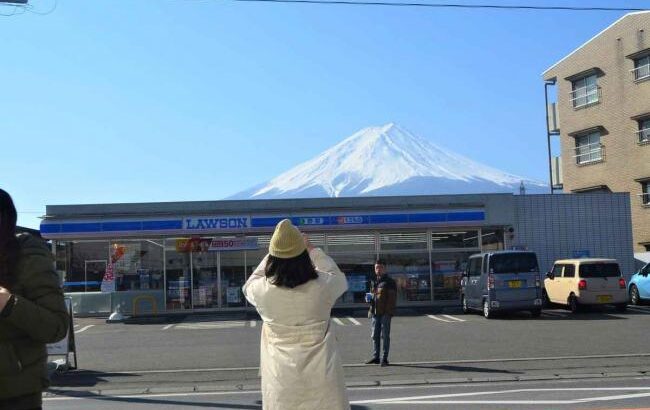 富士山ローソン「観光客うざいから黒幕で隠すわ」→観光客ブチギレで穴を開けられてしまう・・・