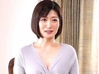 【巨乳素人妻AVデビュー】巨乳素人妻がカメラの前で下着姿披露。マンコを手マン責めされて絶頂潮吹き。