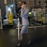 【素人】総合商社で働く黒パンスト美脚のお姉さん！三十路熟女妻の敏感まんこを手マンして潮吹き噴射