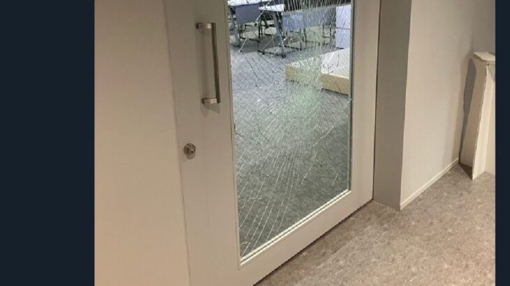 【悲報】オタクさん、アイスをこぼしてしまった怒りで大学のガラスドアを破壊ｗｗｗｗｗｗ