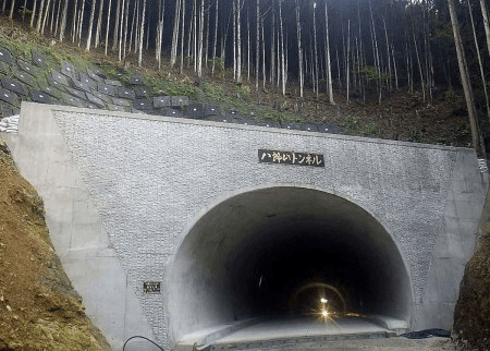 和歌山のトンネルの工事、杜撰すぎてヤバイ。30cm必要なコンクリ壁が3cm、約50カ所で空洞も確認される