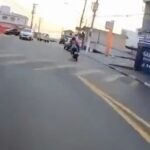 【動画】バイクで逃げる犯人vs追跡する警察官、レベルが高すぎる