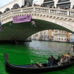 環境活動家　ベネチア運河をはじめイタリア中の川を薬品で緑に染める