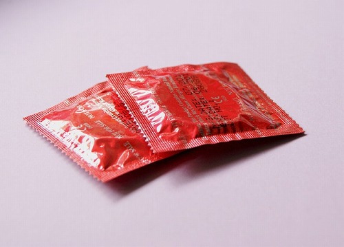 【画像】女子高生さん、コンドームにとんでもない事をしてしまう