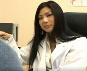 [浅井千尋]性欲に飢えた肉食系女医！頭の中は常にエロいことばかり考えている女医が、診察室で患者とハメる！