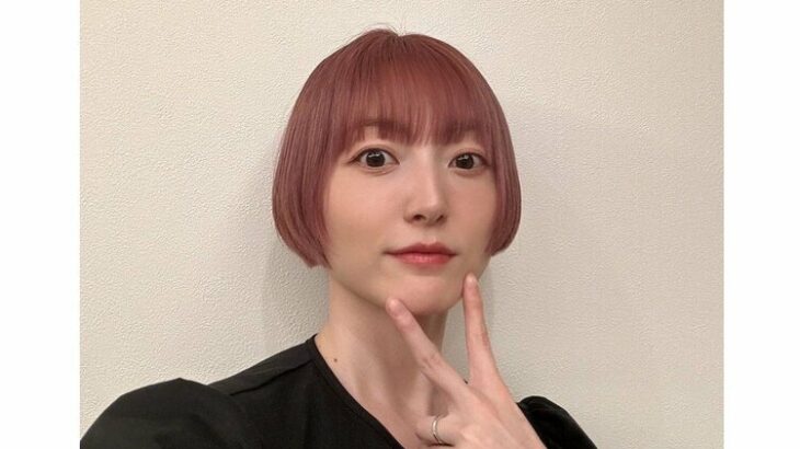 【画像】声優・花澤香菜さん「髪色をピンクベージュにしました」ファン大反響